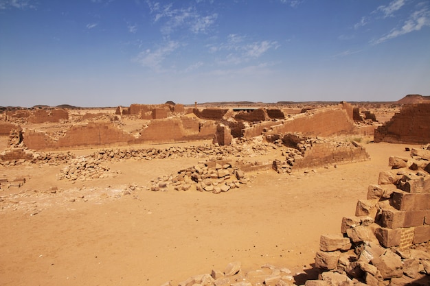Kingdom Kush - las ruinas del templo en el desierto del Sahara del Sudán
