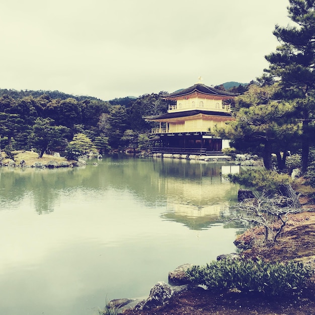 Kinkaku-ji am See gegen den Himmel