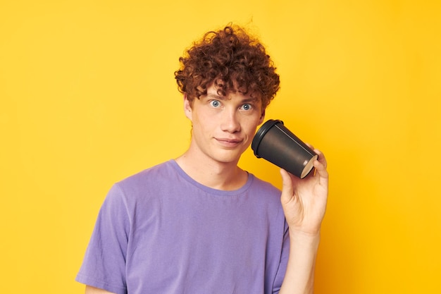 Kinky guy en una camiseta morada de cristal negro