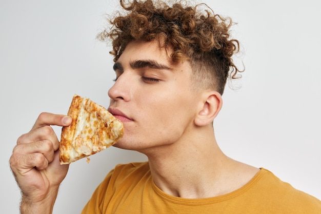 Kinky guy pizza lanche fast food estilo de vida inalterado