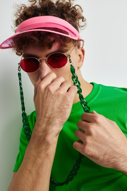 Kinky guy verde camiseta decoración moda gafas aislado fondo