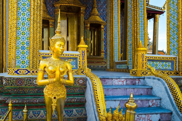 Kinnara do famoso templo de esmeralda Bangkok, Tailândia