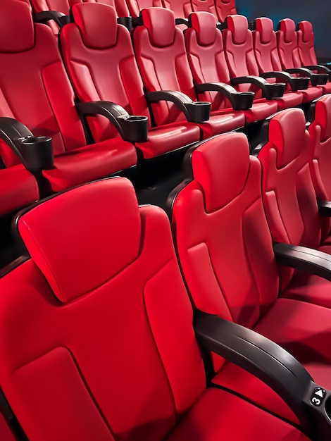 Kino und Unterhaltung leere rote Kinositze für TV-Show-Streaming-Service und Produktion der Filmindustrie