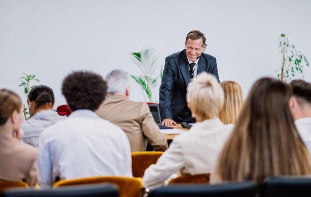 Kinobild eines Konferenztreffens