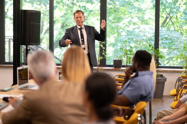 Kinobild eines Konferenztreffens