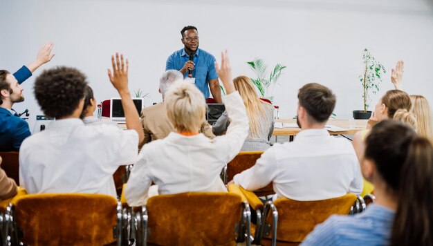 Kinobild eines Konferenztreffens