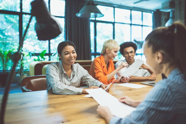 Kinobild von Menschen, die in einem Start-up-Unternehmen arbeiten