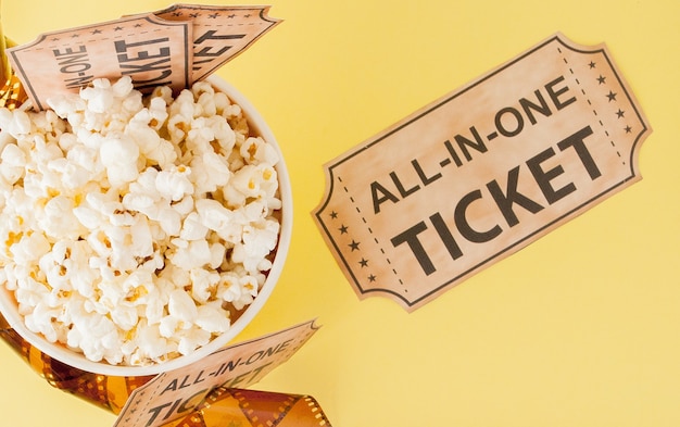 Kinokarten, Filmstreifen und Popcorn auf Blau