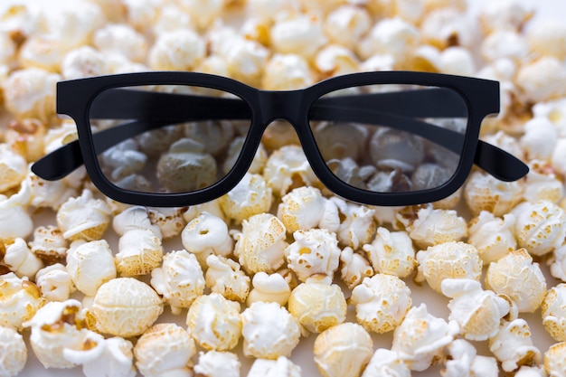 Kinokonzept - Nahaufnahme von 3D-Brille über Popcorn-Hintergrund