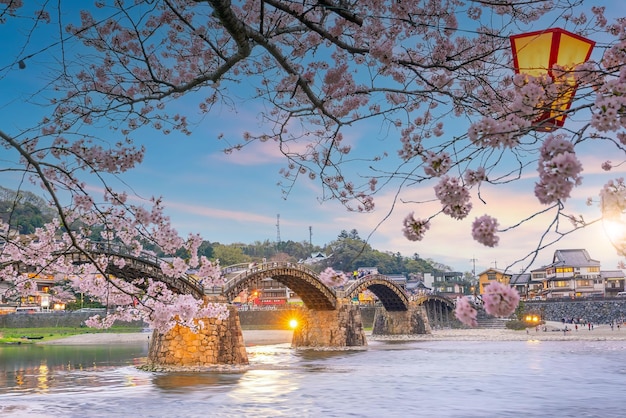 Kintaikyo-Brücke in Iwakuni, Japan bei Sonnenuntergang