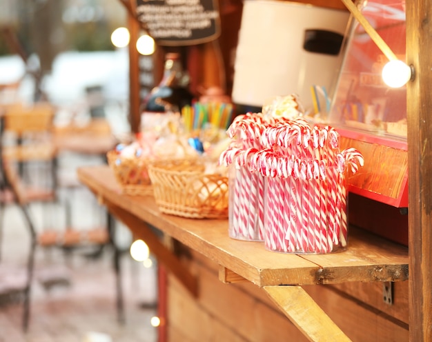 Kiosk mit Bonbons beim traditionellen Weihnachtsmarkt