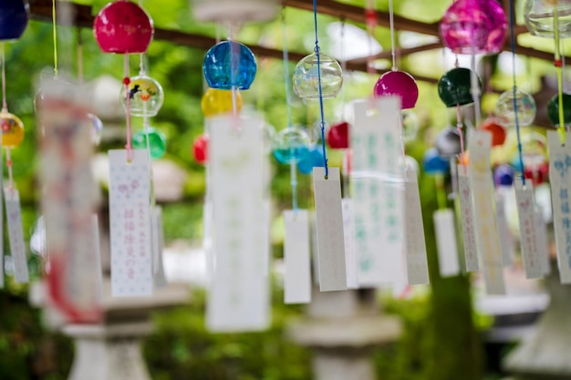 Kioto Japón 12 de junio de 2023 campanillas de viento japonesas en el santuario Matsunoo Taisha Campanas de viento del jardín japonés