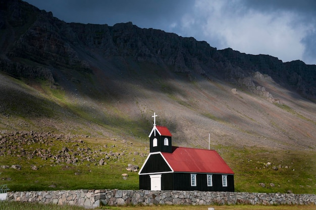 Kirche am Berg gegen den Himmel