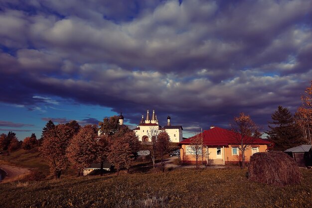 Kirche am Fluss Herbstlandschaft in Russland