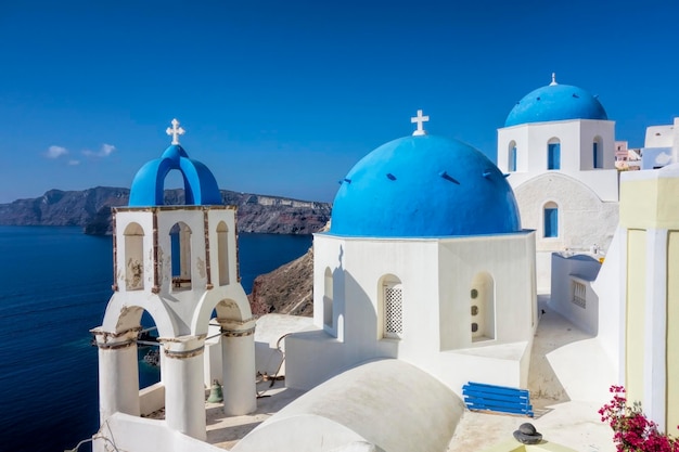 Kirche am Meer gegen den blauen Himmel an einem sonnigen Tag