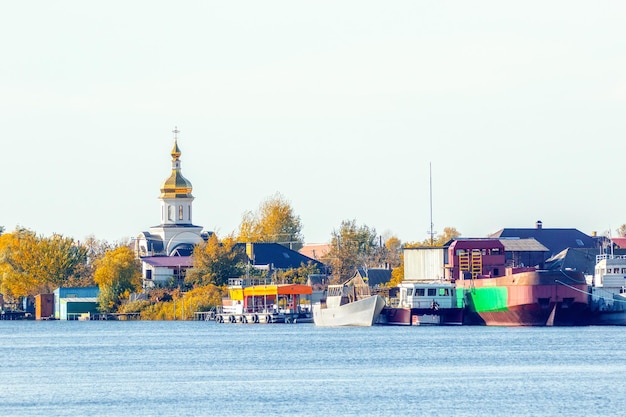 Kirche am Ufer des Herbstflusses am Pier