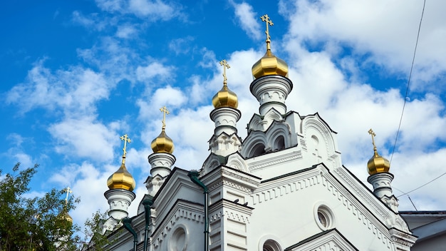 Kirche auf bewölktem Himmelshintergrund. Tomsk Russland