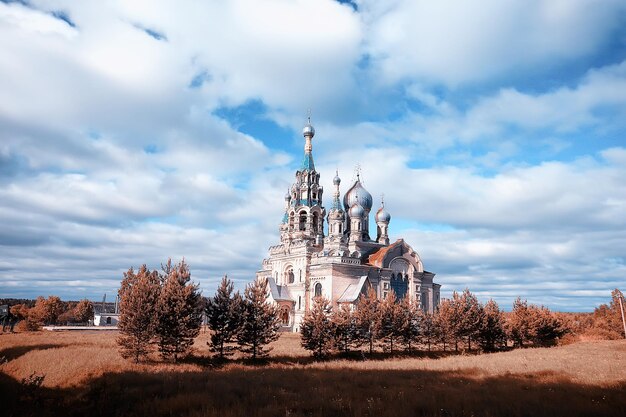 kirche auf dem land sommerlandschaft russland