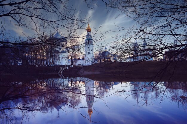 Kirche auf der Flussherbstlandschaft in Russland