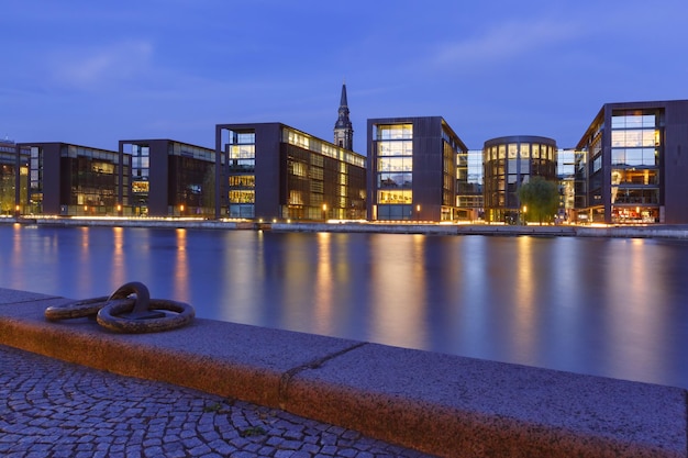 Kirche Christen Kirke und Waterfront mit seiner Spiegelung im Kanal bei Nacht Kopenhagener Hauptstadt