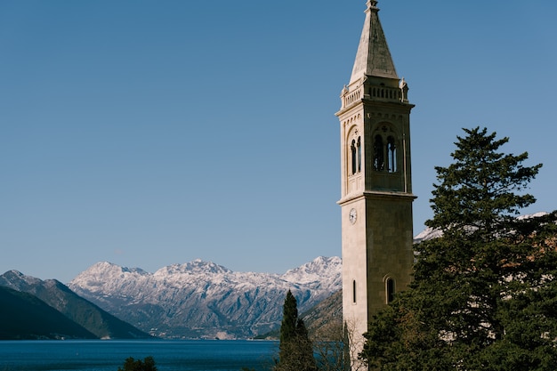 Kirche des St. Eustachius Turm Turm gegen Kotor Bucht und schneebedeckte Berge in Montenegro