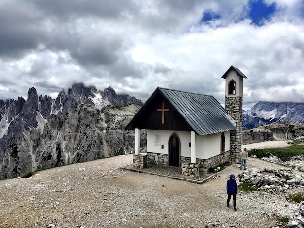 Kirche gegen bewölkten Himmel