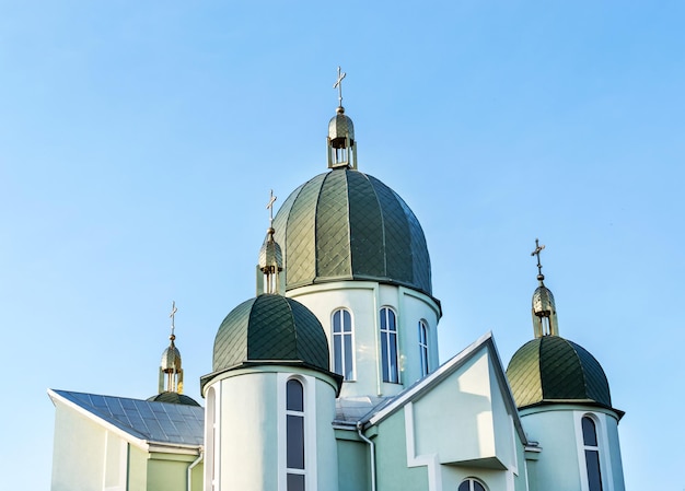 Kirche gegen blauen Himmel