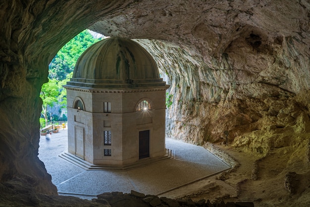 Kirche im berühmten Reiseziel der Höhle in Italien. Der Tempel von Valadier, beeindruckende achteckige Kapelle mit malerischem Hintergrund.