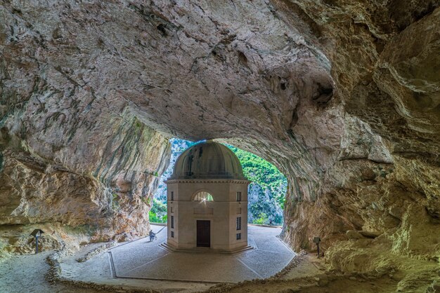 Kirche im berühmten Reiseziel der Höhle in Italien. Der Tempel von Valadier, beeindruckende achteckige Kapelle mit malerischem Hintergrund.