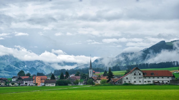 Foto kirche im dorf charmey in den voralpen im bezirk greyerz, kanton freiburg in der schweiz