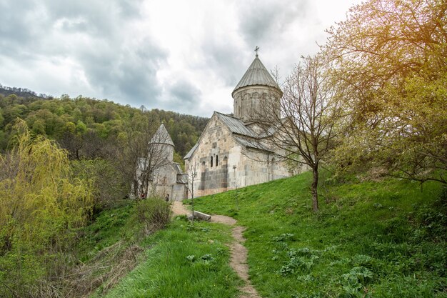 Kirche im grünen Wald in Armenien.