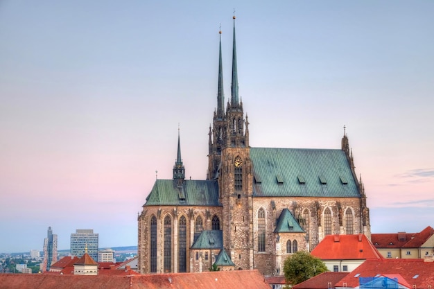 Kirche in der Stadt gegen den Himmel bei Sonnenuntergang
