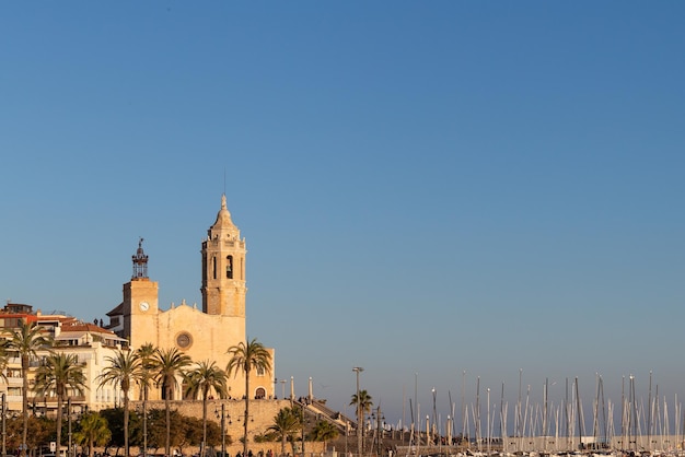 Kirche in einem mediterranen Dorf am Meer