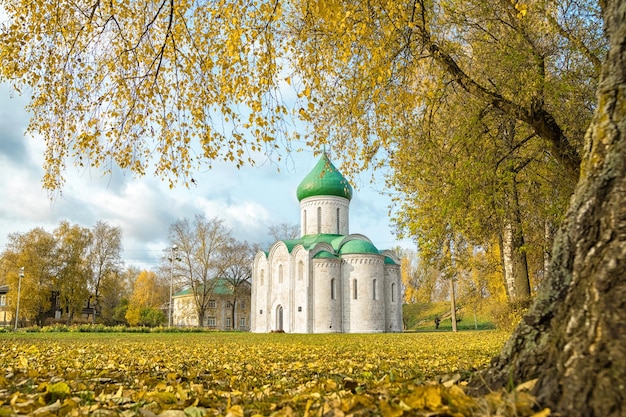 Kirche in PereslavlZalessky mit Herbstbäumen