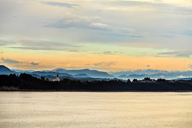 Kirche, Küste, Berge und Nordsee