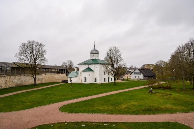 Kirche Mariä Himmelfahrt der Gottesmutter von Paromenya. Glockenturm. Es ist ein böser Tag. Pskow, Historische Orte.