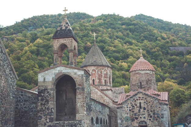 Kirche mit Wald in Armenien