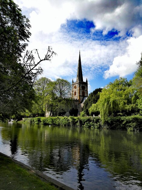 Kirche nach Fluss