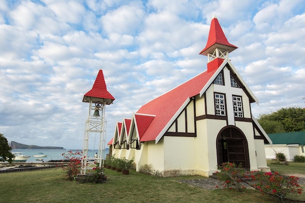 Kirche Notre Dame Auxiliatrice mit markantem roten Dach am Cap Malheureux Mauritius Indischer Ozean