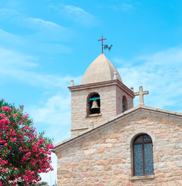 Kirche San Pantaleo an einem klaren Tag