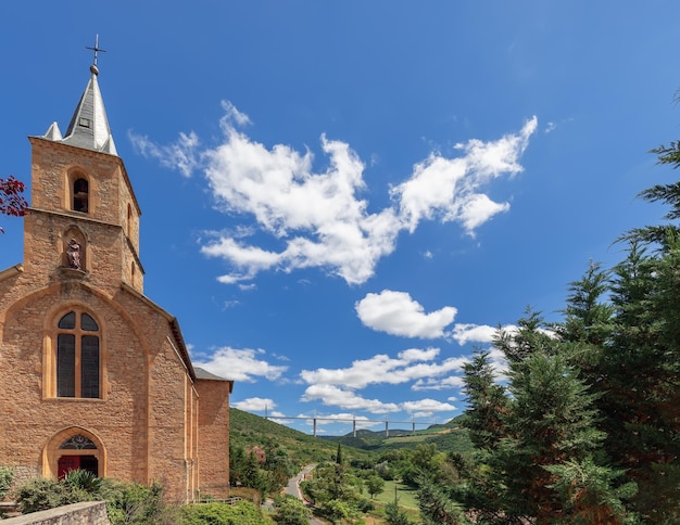 Kirche St. Christopher am Eingang des Dorfes Peyre Aveyron Okzitanien Frankreich