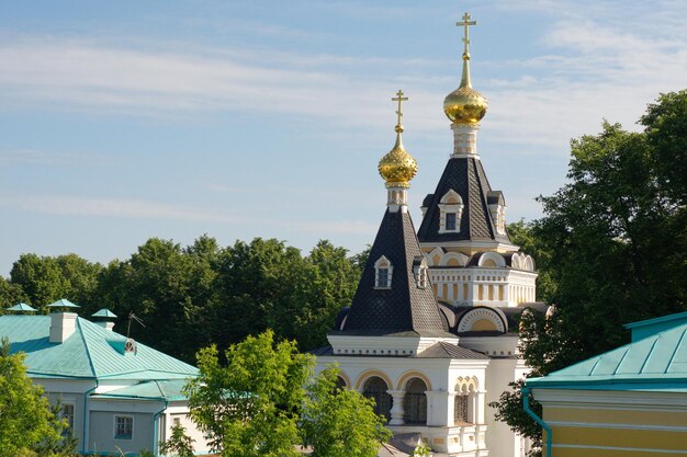 Kirche St. Elisabeth die gerade an einem sonnigen Morgen Dmitrov Region Moskau Russland