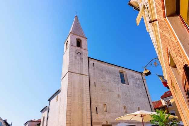 Kirche St. Maria von Alieto im historischen Stadtzentrum von Izola in Slowenien