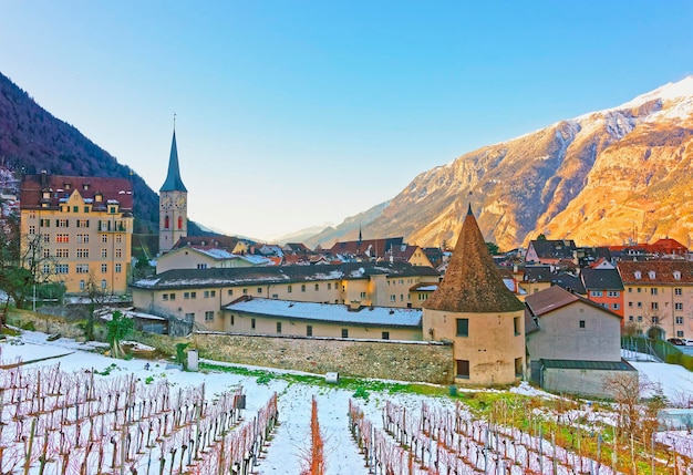 Kirche St. Martin und Weinberg in Chur bei Sonnenaufgang. Chur ist die Hauptstadt des Kantons Graubünden in der Schweiz. Es liegt im alpinen Bündner Rheintal. Die Stadt ist die älteste Stadt der Schweiz