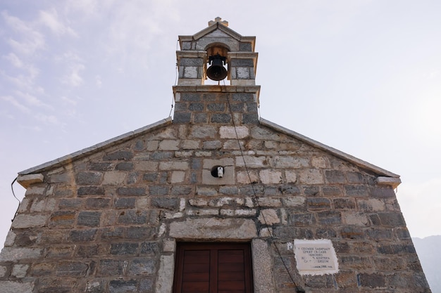 Foto kirche st. sava in der nähe von sveti stefan in montenegro aus niedrigem blickwinkel