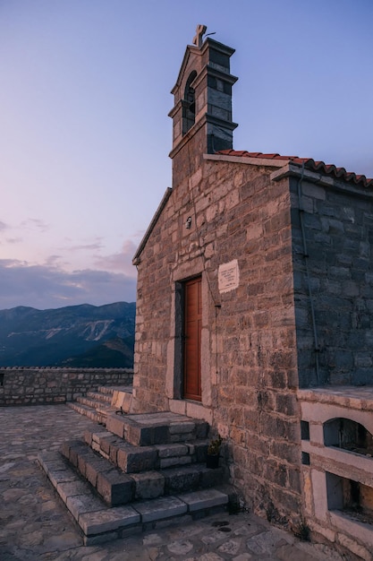 Foto kirche st. sava in der nähe von sveti stefan in montenegro