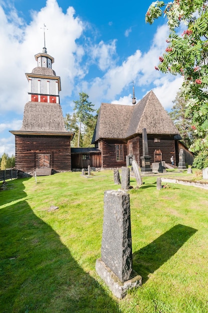 Foto kirche und friedhof gegen den himmel