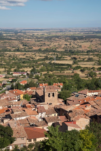 Kirche und Landschaft in Poza de la Sal, Burgos, Spanien