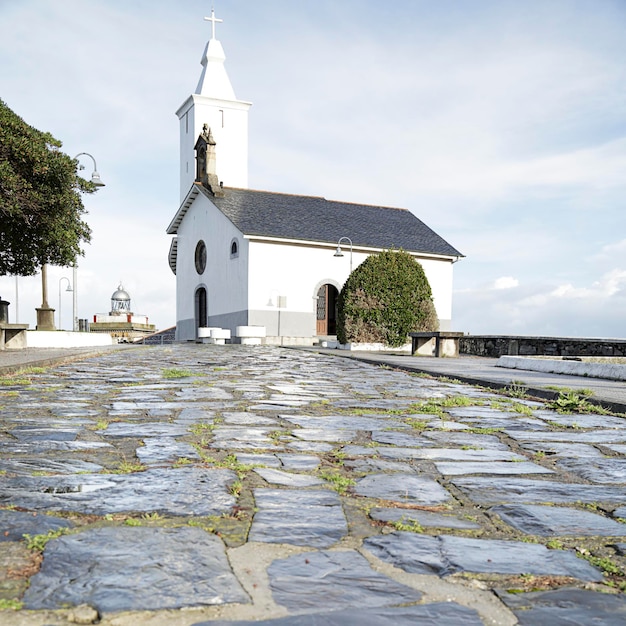 Kirche und Leuchtturm in Luarca Asturien Spanien