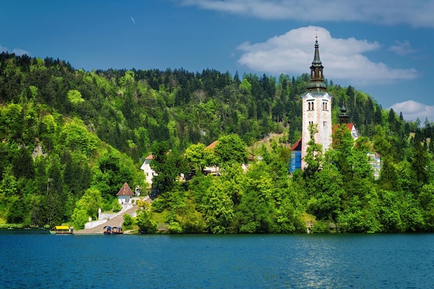 Kirche und Schloss Bleder See